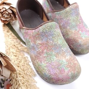 Sanita Pastel Floral Boho Nursing clogs Sz 34
